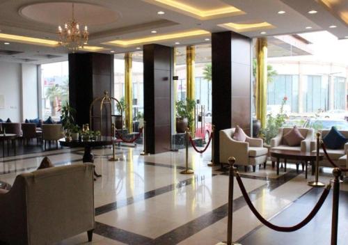 een lobby met stoelen en tafels in een gebouw bij اصال شقق فندقية فرع حراء in Jeddah