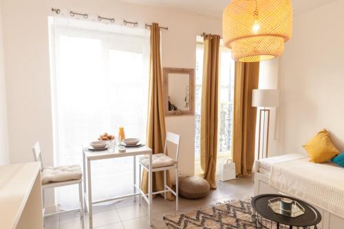 un salon avec une table et un canapé dans l'établissement Studio centre ville parking, à Marseille