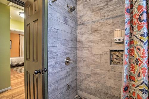 Ένα μπάνιο στο Tropical Palm Harbor Retreat with Lanai and Patio!