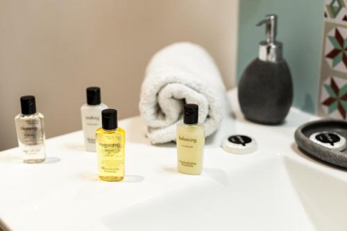 - une salle de bains avec 4 bouteilles de savon et une serviette dans l'établissement Studio centre ville parking, à Marseille