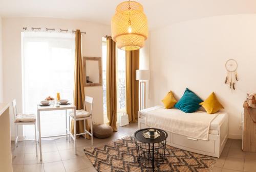 une chambre blanche avec un lit et une table dans l'établissement Studio centre ville parking, à Marseille