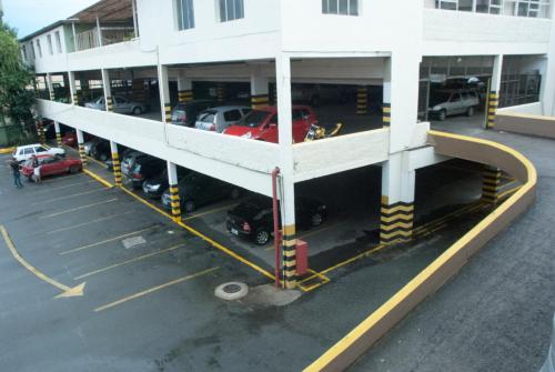 an overhead view of a parking lot with cars parked at Hara Palace Hotel in Curitiba
