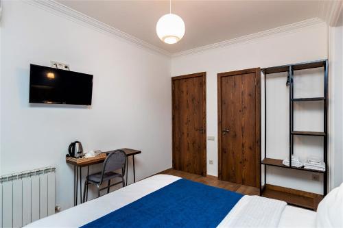 Una cama o camas en una habitación de B&B Old Tbilisi
