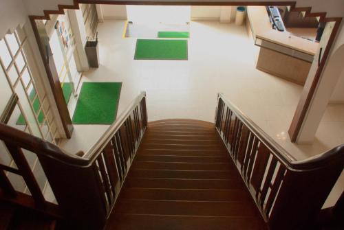 a staircase in a building with green floors and steps at Hara Palace Hotel in Curitiba