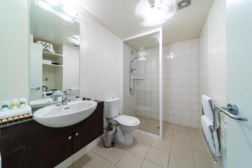 Et badeværelse på Mountain View City Apartment