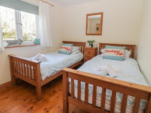 En eller flere senge i et værelse på Honeysuckle Cottage