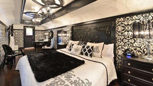 Postel nebo postele na pokoji v ubytování Prestige Rocky Mountain Resort Cranbrook, WorldHotels Crafted