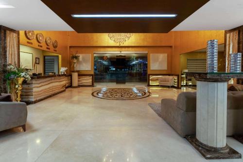 Ein Sitzbereich in der Unterkunft Wyndham Torreon