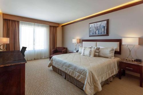 Ein Bett oder Betten in einem Zimmer der Unterkunft Wyndham Torreon