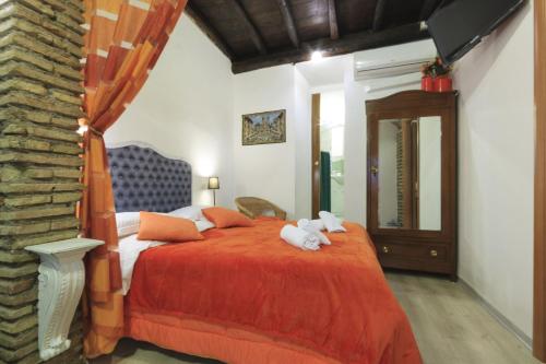 - une chambre dotée d'un grand lit avec des draps orange dans l'établissement Diamonds And Rust, à Rome