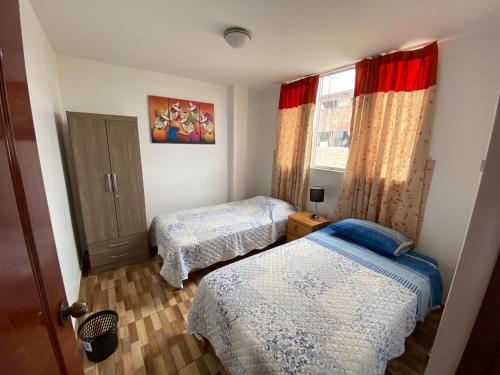 Habitación pequeña con 2 camas y ventana en Dep BONITO Y COMODO EN SURCO, en Lima