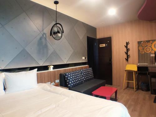 a bedroom with a bed and a bench and a table at 陽光空氣水海景電梯民宿 Sunshine Air Water Sea View Homestay in Magong
