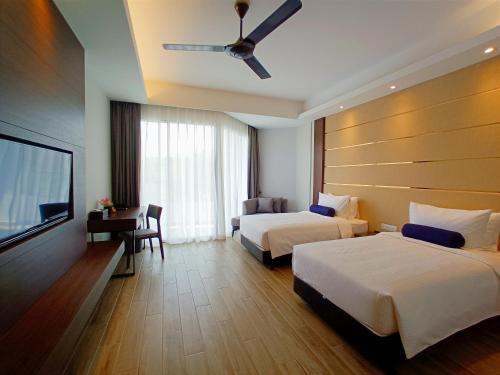 Postel nebo postele na pokoji v ubytování Pacific Regency Beach Resort, Port Dickson