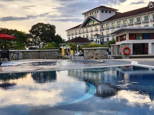 Bazén v ubytování Klana Beach Resort Port Dickson nebo v jeho okolí