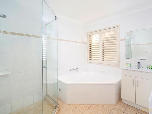 Salle de bains dans l'établissement Spacious House with Balcony & Pool, Walks to Beach