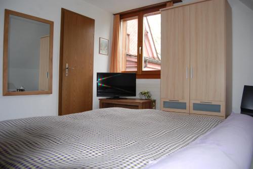 Ein Bett oder Betten in einem Zimmer der Unterkunft Hotel Restaurant Pizzeria Rotes Haus