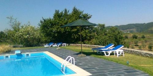 The swimming pool at or close to Quinta da Cumieira