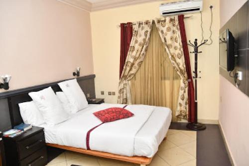 A bed or beds in a room at Room in Lodge - Choice Gate Hotel SuitesPresidential Suite for 6