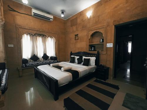 Postel nebo postele na pokoji v ubytování Hotel Royal Haveli