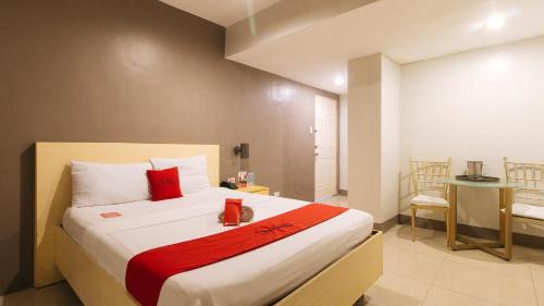 Кровать или кровати в номере RedDoorz at Samat Mandaluyong