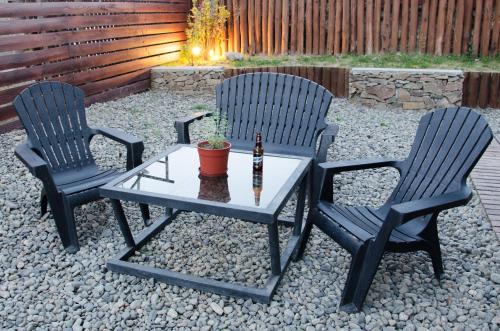 two chairs and a table in a yard at Hostería Los Gnomos in El Calafate