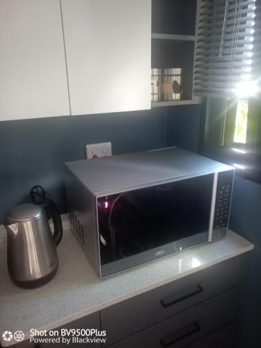 a microwave sitting on a counter in a kitchen at Isikhoma-Khoma in Hilton