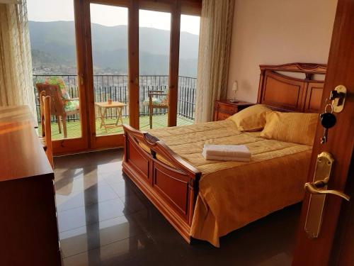 a bedroom with a bed and a balcony with a view at Habitaciones en Villa Coliving Casa Rural in San Fausto de Campcentellas