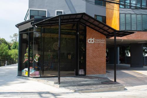 a building with awning in front of a building at โรงแรมดับเบิ้ลดี ปากเกร็ด Double D hotel in Pak Kret
