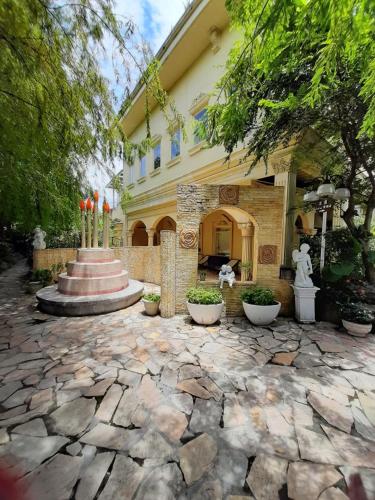 a building with a fountain in the middle of a courtyard at Xin Yuan My Dream Castle in Dongshan