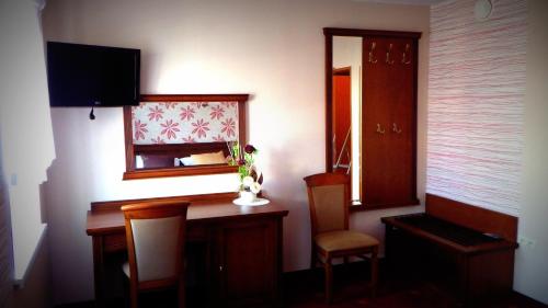 a room with a desk and a mirror and a table and chairs at Apartamenty przy Głównym Deptaku in Wisła