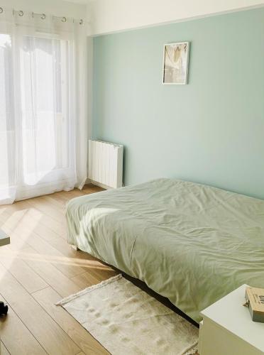 une chambre blanche avec un lit et une fenêtre dans l'établissement Havre de paix moderne et spacieux, Évry-Courcouronnes