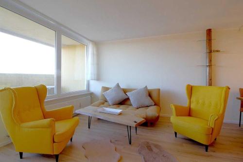 sala de estar con 2 sillas, sofá y mesa en Apartment 581 en Hohegeiß