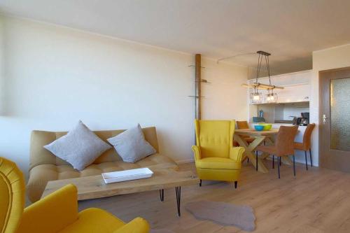 sala de estar con sofá, mesa y sillas en Apartment 581 en Hohegeiß