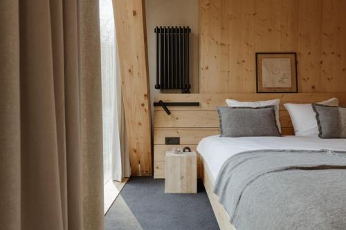 a bedroom with a bed and a wooden wall at Wilcza For Rest in Karpacz