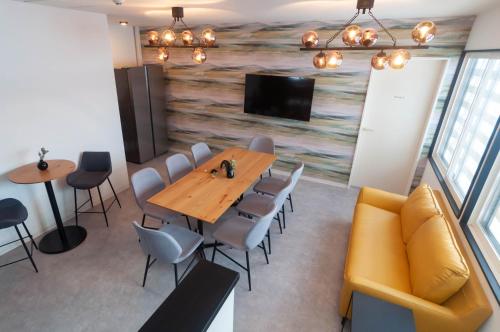 a conference room with a wooden table and chairs at Rusutsu Grand Cabin in Kimobetsu