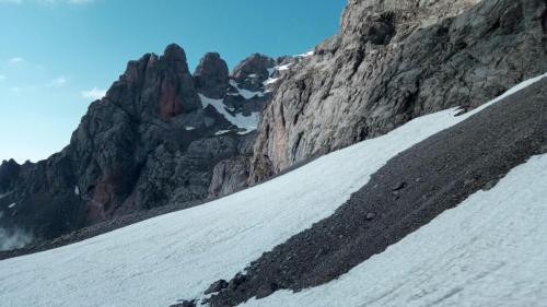 Vista generica sulle montagne o vista sulle montagne dall'interno dell'appartamento