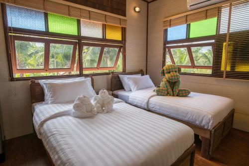 เตียงในห้องที่ Suankaew Art Cottage
