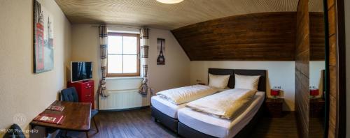 Postel nebo postele na pokoji v ubytování Altbau Gasthaus Amboss