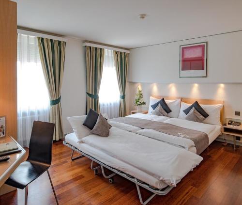 En eller flere senge i et værelse på Hotel Krone Unterstrass