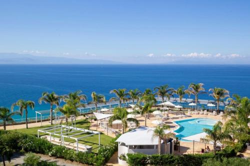uma vista aérea de um resort com uma piscina e palmeiras em Blue Bay Resort em Capo Vaticano