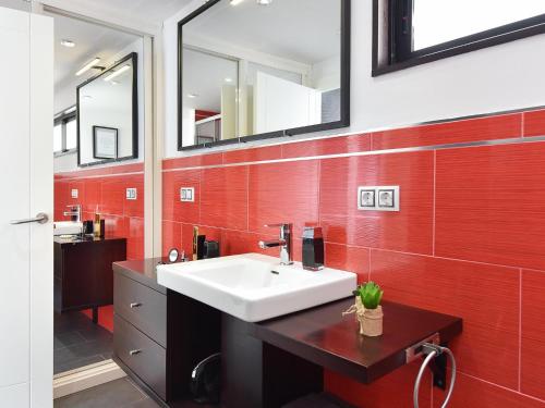 baño con lavabo blanco y azulejos rojos en Sea Heaven 302 by VillaGranCanaria, en San Agustín