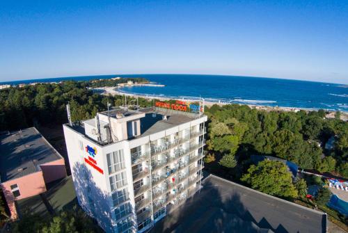 an aerial view of a building and the ocean at Hotel Coop - Kiten in Kiten