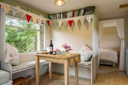 Petham的住宿－The HoneyPot，客房设有桌子、床和窗户。