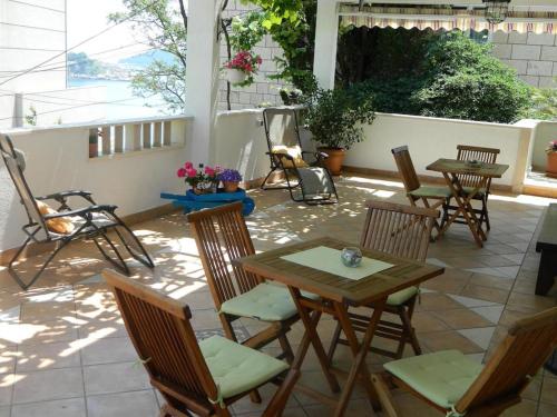 een patio met stoelen en een tafel en tafels en stoelen bij Apartments BrunoR in Dubrovnik