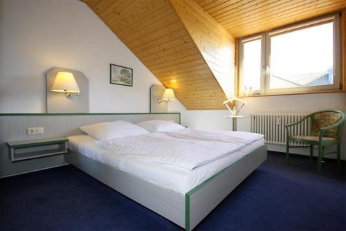 キュールングスボルンにあるApartmentanlage-Ostseeblick-9692のベッドルーム(大型ベッド1台、窓付)
