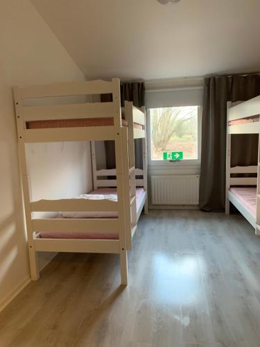 Katil dua tingkat atau katil-katil dua tingkat dalam bilik di Rosenfors Vandrarhem
