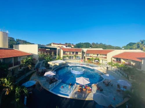 琵琶的住宿－TRIPLEX PIPA com jacuzzi no Solar Água，享有带遮阳伞的游泳池的顶部景致