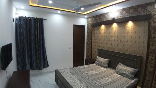 sypialnia z łóżkiem w pokoju w obiekcie Al-Nafay Guest House R1 w mieście Lahaur
