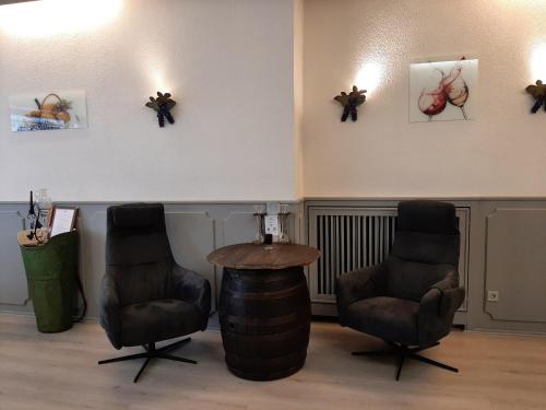 a waiting room with two chairs and a table at Hotel Krupp in Bad Neuenahr-Ahrweiler