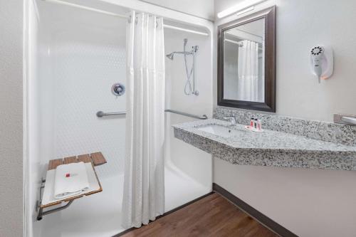 een badkamer met een wastafel en een spiegel bij Days Inn by Wyndham Bernalillo in Bernalillo